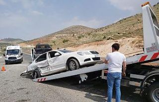 Hurdaya dönen araçlardan yara almadan kurtuldular