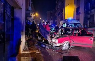 Hurdaya dönen araçtan yaralı olarak kurtuldu