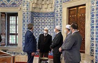 Hürrem Sultan vefatının 463. yılında kabri başında...