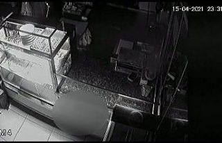 İftardan sonra pastaneden tatlı ve para çaldı