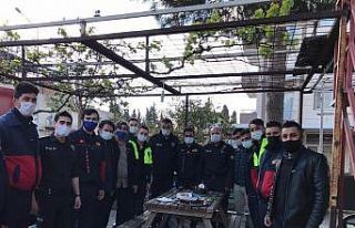 İhbar İçin gelen polise pasta ve çiçekli karşılama