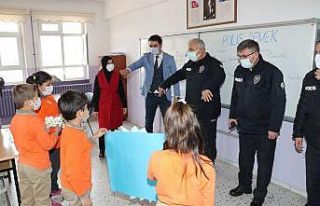 İhbara giden polislere öğrencilerden sürpriz