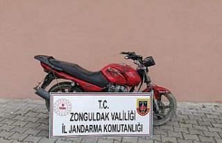 İkamet önünden motosiklet çalan 3 kişi yakalandı