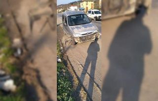 İki araç kafa kafaya çarpıştı: 2 yaralı