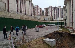 İki bina arasında meydana gelen heyelan sonucunda...