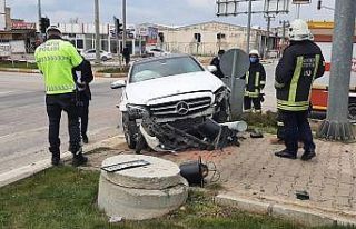 İki otomobil çarpıştı: 2 yaralı