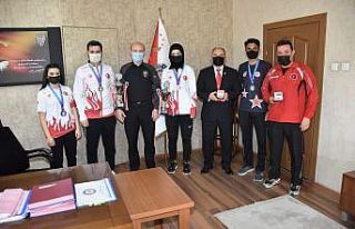 İl Emniyet Müdürü Şenses şampiyon sporcuları...