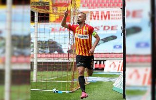 İlhan Parlak gollerine devam ediyor