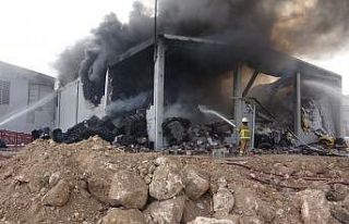 İplik fabrikasında çıkan yangın, 5 saatlik çalışmada...