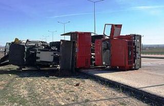 İş makinesi taşıyan kamyon devrildi