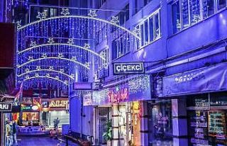 İş yerlerinin bulunduğu sokakta görkemli ışıklandırma