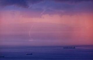 İskenderun Körfezi’nde yağmurlu hava ile günbatımı...