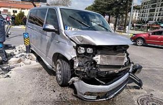Isparta’da hafif ticari araç ile minibüs çarpıştı:...
