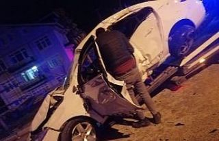 Isparta’da otomobil ile ticari taksi çarpıştı:...