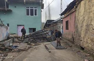 İspir’de fırtına çatıları uçurdu