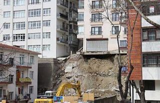İstinat duvarı çöken bina sakinleri mağduriyetlerini...
