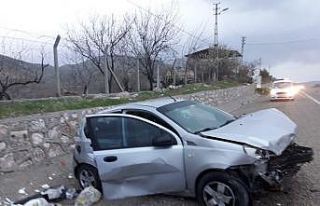 İstinat duvarına çarpan otomobil hurdaya döndü