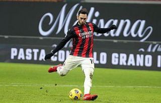 İtalyanlar Hakan Çalhanoğlu için PSG’nin devreye...