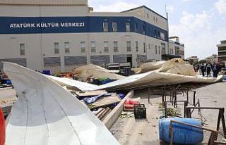 İzmir etkili olan fırtına nedeniyle, Güzelbahçe’deki...