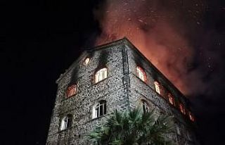 İzmir’de 4 katlı tarihi binada yangın