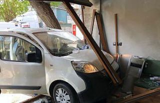 İzmir’de araç berber dükkanına daldı, faciadan...