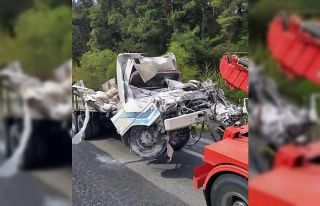 İzmir’de freni patlayan kamyon devrildi: 1 ölü