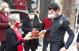 İzmir’de kadına şiddet ihbarına giden polisler...