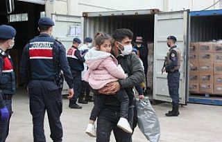 İzmir’de konteyner içinde yakalanan 91 düzensiz...