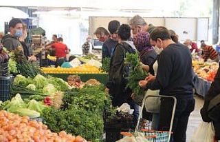 İzmir’de Ramazan öncesi pazarlarda yoğunluk