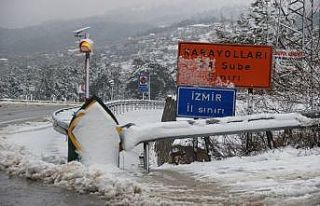 İzmir’e Nisan ayı karla geldi