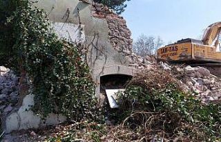 İzmit’in sembolü olan tarihi Tekel Binası yıkıldı