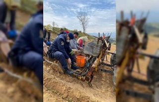 Jandarma yorulan çiftçinin yerine kekik dikimi yaptı