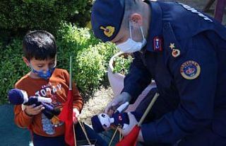 Jandarmadan çocuklara 23 Nisan hediyesi