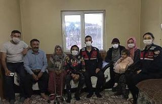 Jandarmadan engelli gence doğum günü sürprizi