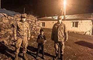 Jandarmadan karantinadaki çocuğa doğum günü sürprizi