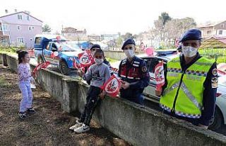 Jandarmadan kırsal mahallelerde 23 Nisan coşkusu