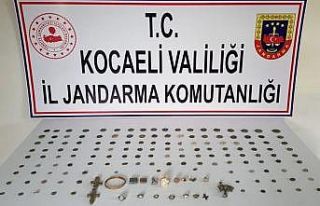 Jandarmanın durdurduğu araçtan tarihi eserler çıktı
