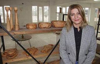 Kadın girişimci, yakacak zeytin odunlarını mutfak...