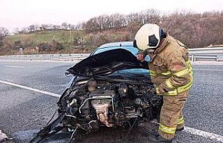 Kadın sürücü hurdaya dönen araçtan sağ çıktı