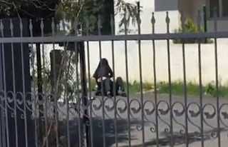 Kadın yere yatırdığı şahsı ’paramı ver’...