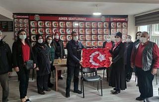 Kağıt kayıklardan ’Türk Bayrağı’ yapıp...