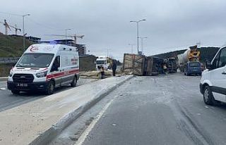 Kağıthane’de hafriyat yüklü kamyon devrildi,...