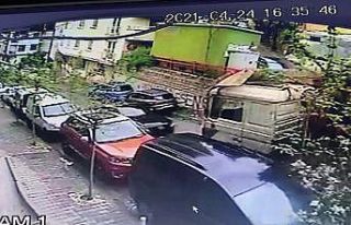 Kağıthane’de yokuşta kayan tır 4 otomobile çarptı