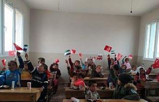 Kahraman Mehmetçik çocukların yüzünü güldürdü