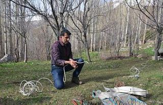 Kaldığı yaylada elektrik üretti