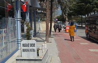 Kaldırımlar ve yol ortasındaki mezarlar görenleri...