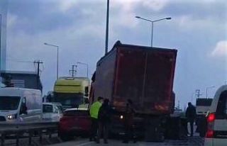 Kamyon ile otomobil karıştığı kaza D-100’ü...