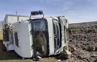 Kamyon şarampole devrildi, sürücü yaralandı