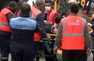 Kamyonda sıkışan arkadaşını teselli için elini...