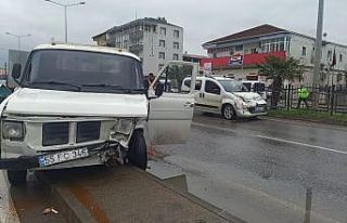 Kamyonet ile hafif ticari araç çarpıştı: 1 yaralı